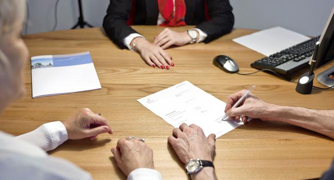 A client signs a contract at the branch bank of Raiffeisen in Appenzell, Switzerland. Pictured on May 4, 2012. (KEYSTONE/Martin Ruetschi) [STAGED PICTURE/SYMBOLIC IMAGE]

Ein Kunde unterschreibt in der Bankfiliale der Raiffeisen in Appenzell einen Vertrag