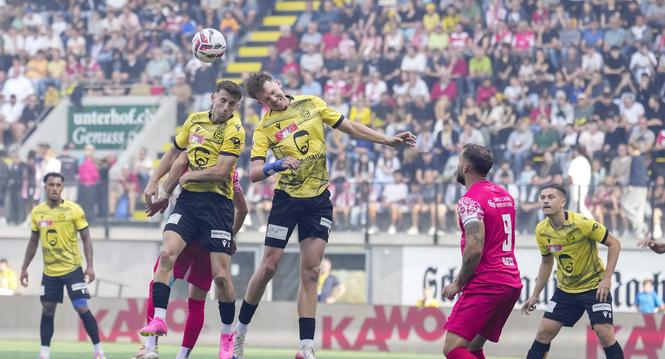 21.09.2025, Schaffhausen, Fussball Schweizer Cup - FC Schaffhausen - FC Winterthur; 
Ermir Lenjani (Schaffhausen) Timo Harperink (Schaffhausen) 
(Roger Albrecht/sport-presse)