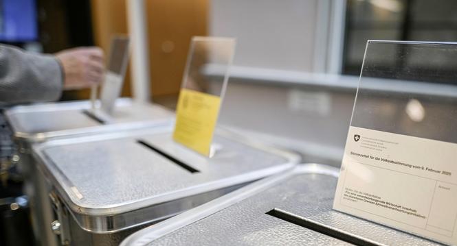 Leute kommen am Sonntag Morgen ins Stadthaus um ihre Stimmzettel abzugeben, am Sonntag, 09. Februar 2025. (Melanie Duchene / Schaffhauser Nachrichten)