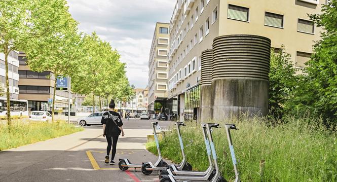E Trottinett Parkplatz hinter dem Bahnhof, am Mittwoch, 11. Juni 2025. (Melanie Duchene / Schaffhauser Nachrichten)