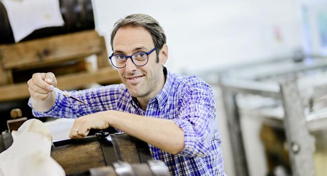 Im Essigkeller mit Marco Peruch der mit seiner Firma Daniele Gaumeschmaus eigenen Balsamico Essig herstellt, am Freitag, 08 August 2025. (Melanie Duchene / Schaffhauser Nachrichten)