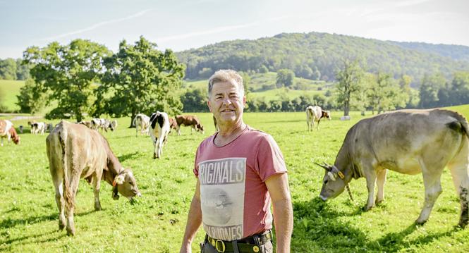 Portrait von Alphirt Andreas Schaffner der zusammen mit seiner Frau das Alrestaurant Babental und die Alp mit den Kï¿ï¾¼hen fï¿ï¾¼hrt, fotografiert fï¿ï¾¼r Leben und Genuss, am Montag, 25 August 2025. (Melanie Duchene / Schaffhauser N