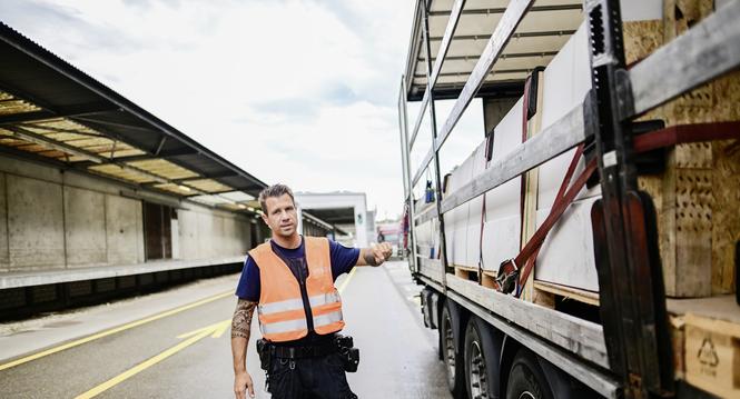 Einblicke in die Schwerverkehrskontrolle der Polizei beim Gï¿ï¾¼terbahnhof, Bild zeigt Sandro Dï¿ï¾¼rr, am Donnerstag, 04. September 2025. (Melanie Duchene / Schaffhauser Nachr