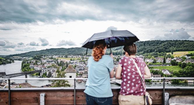 Die einzigartige Aussicht ï¿ï¾¼ber Schaffhausen sind wohl nur einer der Grï¿ï¾¼nde fï¿ï¾¼r die stetigen Besucher auf der Munotzinne, so wie an diesem Tag. Ob der Schirm vor Regen oder der Sonne schï¿ï¾¼tzen soll? Bei diesem Wet