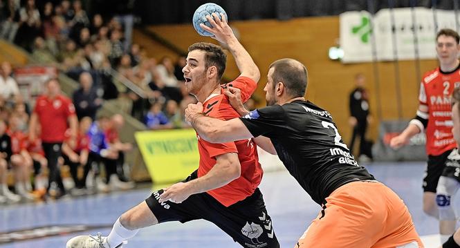 Aarau, 23.04.2025. Handball, NLA Playoff Halbfinal. Spiel 2. HSC Suhr Aarau- Kadetten Schaffhausen. 
Nikos Sarlos (links, Suhr) gegen Lucas Meister (rechts, Kadetten). 
Copyright by: FOTO Wagner / Alexander Wagner
