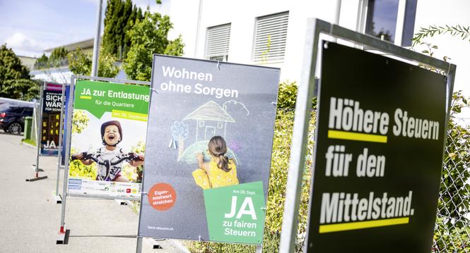 Abstimmungsplakate zur Abstimmung am Sonntag, 28. September 2025, fotografiert am Dienstag, 16. September 2025, in Schaffhausen. (Roberta Fele / Schaffhauser Nachrichten)