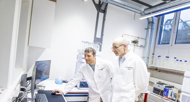 Leiter Kurt Seiler und Christoph Moschet bei der Auswertung von PFAS Laborproben, fotografiert am Donnerstag, 09. Januar 2025, in Schaffhausen. (Roberta Fele / Schaffhauser Nachrichten)