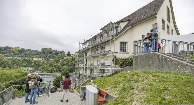 Die Sanierung des Mï¿¯ï¾¿ï¾ï¿¯ï¾¾ï¾¼hlenradhauses am Rheinfall hat begonnen, Rundgang durch die Baustelle mit Christian Werner,  Leiter Hochbauamt (ohne Haar), Projektleiter Ingo Beck, fotografiert am Dienstag, 23. September 2025, in Ne