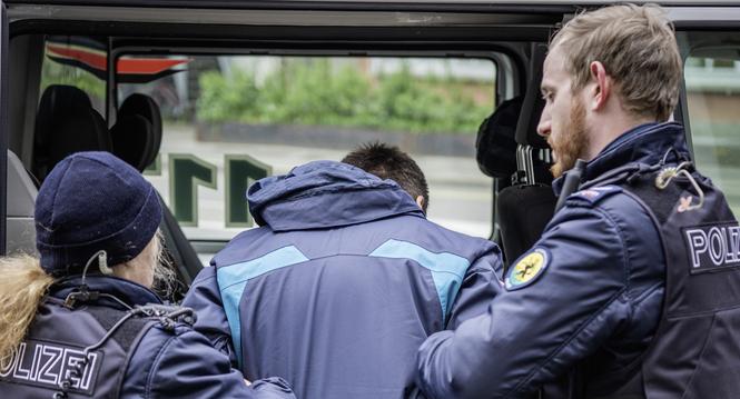 Schaffhauser Polizei Verkehrskontrolle und Verhaftung, fotografiert am Montag, 22. April 2024 in Schaffhausen (Lea Biedermann / Schaffhauser Nachrichten)