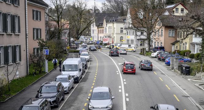 Blick auf die Bachstrasse mit Strassenverkehr, Auto und Velo. Pro Velo Schaffhausen hat eine Petition eingereicht fuer Tempo 30 in vielen Strassen in der Stadt Schaffhausen, am Dienstag, 16. Maerz, 2021. (Melanie Duchene / Schaffhauser Nachrichten)