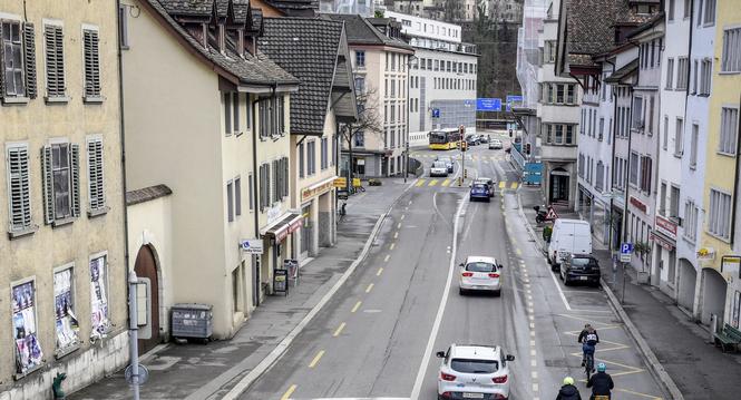 Blick auf die Bachstrasse mit Strassenverkehr, Auto und Velo. Pro Velo Schaffhausen hat eine Petition eingereicht fuer Tempo 30 in vielen Strassen in der Stadt Schaffhausen, am Dienstag, 16. Maerz, 2021. (Melanie Duchene / Schaffhauser Nachrichten)