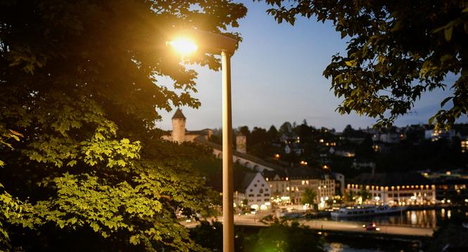 Blick ueber den Rhein von Feuerthalen aus auf den Munot und den Gueterhof, fotografiert anlaesslich der Abstimmung Lichtverschmutzung , am Freitag, 11. Juni, 2021. (Melanie Duchene / Schaffhauser Nachrichten)