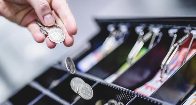 Themenbild Teuerung, Geld und Teurungsausgleich, Geld in einer Kasse mit Muenzen und Noten, am Donnerstag, 17. November, 2022. (Melanie Duchene / Schaffhauser Nachrichten)