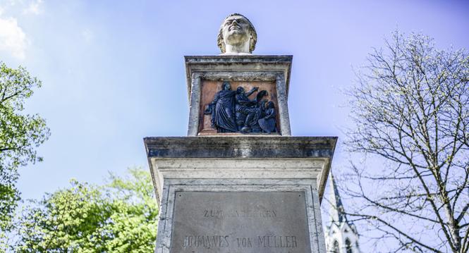 Das Denkmal Johannes Von - Mueller im Faesenstaubpromenade Park, am Mittwoch, 05. Mai 2023. (Melanie Duchene / Schaffhauser Nachrichten)