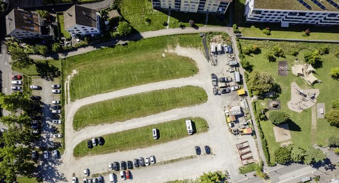 Blick mit der Drohne auf den Parkplatz Burgunwiese, am Montag, 25 August 2025. (Melanie Duchene / Schaffhauser Nachrichten)