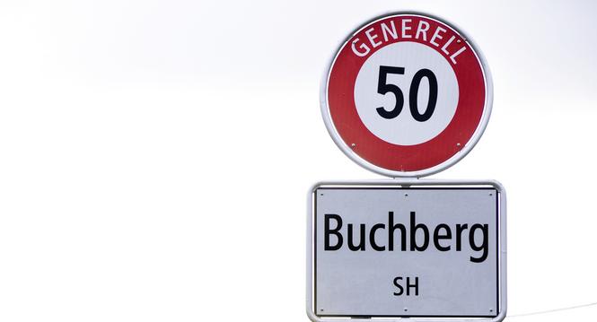 Ortsschild am Eingang von Buchberg, fotografiert am Dienstag, 16. April 2024 in Buchberg (Lea Biedermann / Schaffhauser Nachrichten)