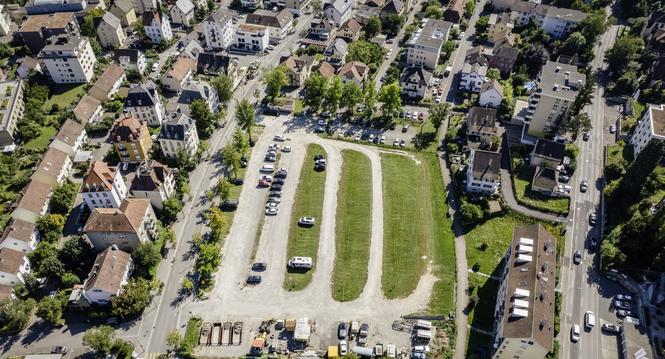 Blick mit der Drohne auf den Parkplatz Burgunwiese, am Montag, 25 August 2025. (Melanie Duchene / Schaffhauser Nachrichten)