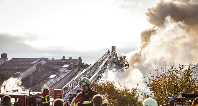 Lï¿ï¾¶scharbeiten eines seit 2 Uhr morgens in Brand stehendem Reienhauses in der Schmalzgasse in Hallu,  fotografiert am Donnerstag, 16. Oktober 2025, in Hallau. (Roberta Fele / Schaffhauser Nachricht