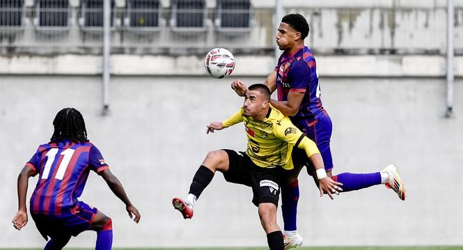 05.10.2025, Schaffhausen, Fussball Promotions League - FC Schaffhausen - FC Basel II; 
Adriano Rizvic (Schaffhausen) Alexis Casadei  (Basel) 
(Roger Albrecht/sport-presse)