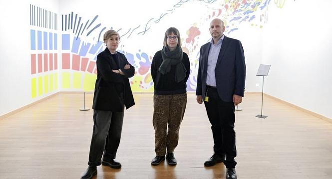 Gesa Schneider, links, und die beiden Sicherheitsexperten Betty Sacher und Nathan Huber zum Thema: Wie sicher ist das Allerheiligen, vor dem Kunstwerk vom Kï¿ï¾¼nstler Stefan Brï¿ï¾¼lisauer, am Dienstag, 21. Oktober 2025. (Melanie Duchene / 