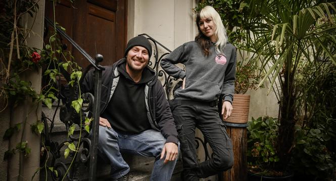 Laura Ferber und Jï¿ï¾¶rg Gï¿ï¾¶ldi, Betreiber des Glï¿ï¾¼hweinstand auf dem Fronwagplatz wï¿ï¾¤hrend der Adventszeit, am Mittwoch, 22. Oktober 2025. (Melanie Duchene / Schaffhaus