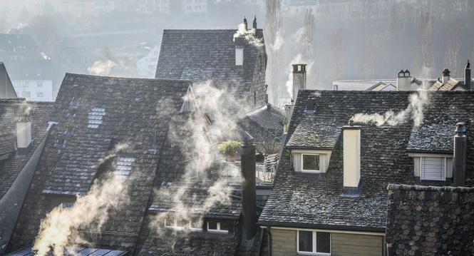 Rauch steigt aus den Kaminen ueber den Daechern in der Stadt Schaffhausen, fotografiert am Freitag, 17. Januar 2020. (Melanie Duchene / Schaffhauser Nachrichten)