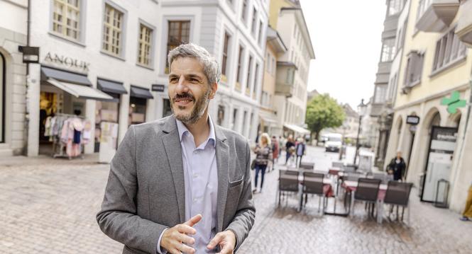Spaziergang durch die Altstadt mit SP PolitikerSimon Stocker, fotografiert am Mittwoch, 04. Juni 2025, in Schaffhausen. (Roberta Fele / Schaffhauser Nachrichten)