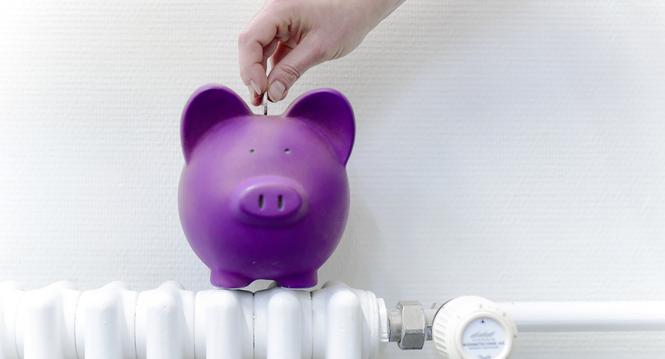 Themenbild zu den steigenden Heizkosten, ein Sparschwein auf einer Heizung, am Donnerstag, 17. November, 2022. (Melanie Duchene / Schaffhauser Nachrichten)