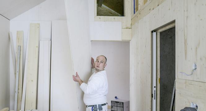 Aufbau eines Stoeckli Rohbau Minihaus in Beringen, Handwerker bei der Arbeit, am Mittwoch, 17. Januar, 2024 (Melanie Duchene / Schaffhauser Nachrichten)