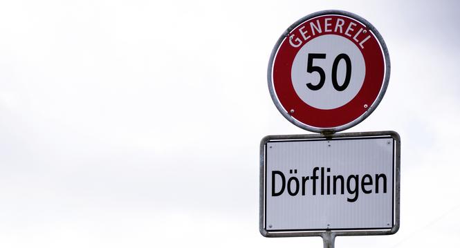 Ortsschild am Eingang von Dï¿ï¾¶rflingen, fotografiert am Dienstag, 16. April 2024 in Dï¿ï¾¶rflingen (Lea Biedermann / Schaffhauser Nachr
