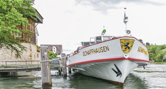 Drohenbild des hohen Wasserstand am Rhein, Bild zeigt das URH Schiff in Diessenhofen,  am Mittwoch, 12. Juni 2024. (Melanie Duchene / Schaffhauser Nachrichten)