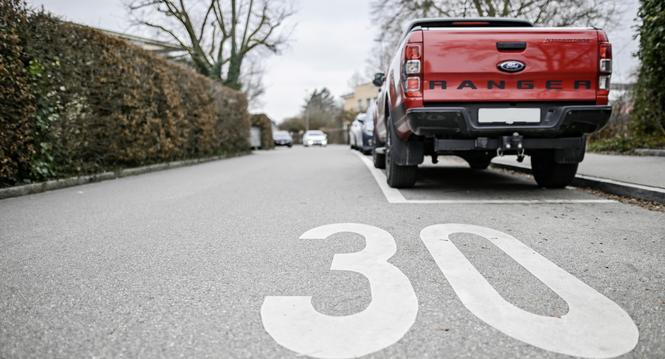 Geplante 30 er Zonen in diversen Strassen und Quartiere in Schaffhausen, Bild zeigt Parkplï¿ï¾¤tze Niklausen mit Hohenstoffelstrasse, am Donnerstag, 06. Februar 2025. (Melanie Duchene / Schaffhauser Nachricht