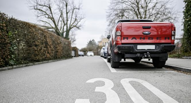 Geplante 30 er Zonen in diversen Strassen und Quartiere in Schaffhausen, Bild zeigt Parkplï¿ï¾¤tze Niklausen mit Hohenstoffelstrasse, am Donnerstag, 06. Februar 2025. (Melanie Duchene / Schaffhauser Nachricht