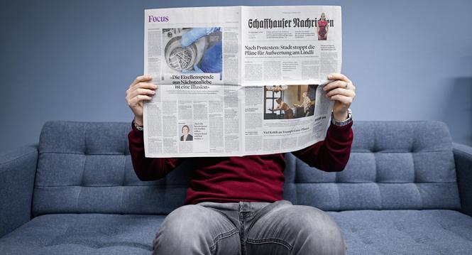 SN Redaktor Luca Blumer liest die Schaffhauser Nachrichten im Newsroom, am Donnerstag, 06. Februar 2025. (Melanie Duchene / Schaffhauser Nachrichten)