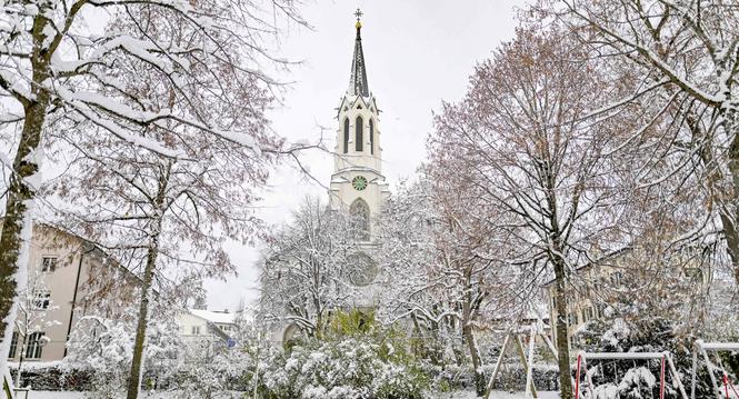 Der erste Schnee in diesem Winter ist gefallen, in der Schaffhauser Altstadt liegt noch Schnee, die meistens freuts, Bild zeigt Promenade Park im Schnee, am Freitag, 22. November 2024. (Melanie Duchene / Schaffhauser Nachrichten)