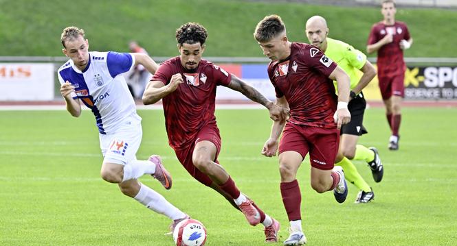 21.09.2025; Bellinzona; Fussball Schweizer Cup;  AC Bellinzona - Grasshopper Club Zuerich; Willy Vogt (Bellinzona) gegen Jacques Freddy Bomo (Bellinzona)(Michela Locatelli/freshfocus)