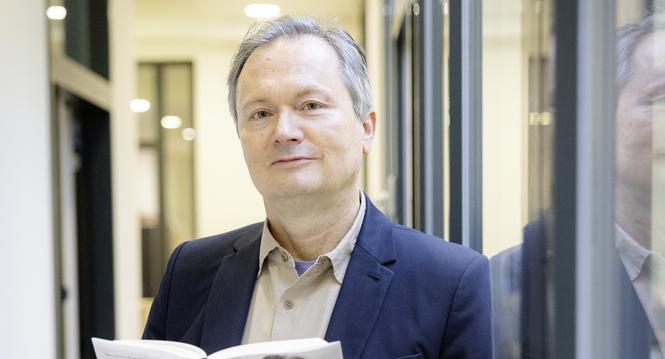 Julian Schï¿ï¾¼tt, schriftsteller, fotografiert am Donnerstag, 13. November 2025, in Schaffhausen. (Roberta Fele / Schaffhauser Nachricht