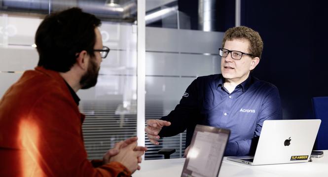 v.l. Till Burgherr, Gerald Beuchelt (CISO bei Acronis), 20.11.2025, Schaffhausen (Roger Hofstetter/Schaffhauser Nachrichten)
