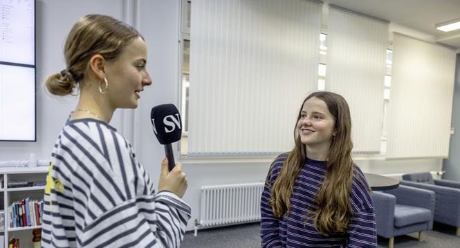 in der Redaktion, Schï¿ï¾¼lerinnen und Schï¿ï¾¼ler konnten einen Tag lang hinter die Kulissen des Medienhauses Meier und Cie AG blicken, fotografiert am Donnerstag, 13. November 2025, in Schaffhausen. (Roberta Fele / Schaffhauser Nachr