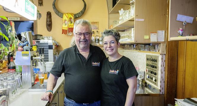 Jesus und Toni (Frau) Diaz, Inhaer des Galicia Restaurante Taperia, es schliesst nach 18 Jahren, fotografiert am Mittwoch, 19. November 2025, in Schaffhausen. (Roberta Fele / Schaffhauser Nachrichten)