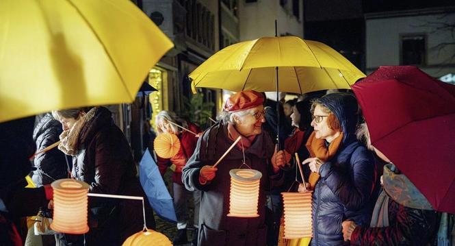 16 Tage gegen Gewalt an Frauen, Auftrakt, Marsch mit Orangenen Laternen und der Munot wird Orange beleuchtet, fotografiert am Dienstag, 25. November 2025, in Schaffhausen. (Roberta Fele / Schaffhauser Nachrichten)
