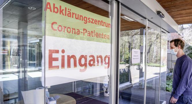 Thomas Kind kommt durch den Eingang bei dem eingerichteten Abklaerungszentrum fuer Corona Patienten im Pflegeheim Schaffhausen, am Mittwoch, 25. Maerz 2020.  (Melanie Duchene / Schaffhauser Nachrichten)