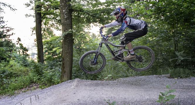 Mountainbiker auf dem Biketrail am Uetliberg in Zuerich.