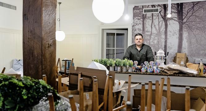 Sergio Soria im Restaurant Ufenau vor der Erï¿¯ï¾¿ï¾ï¿¯ï¾¾ï¾¶ffnung, 11.12.2025, Schaffhausen (Roger Hofstetter/Schaffhaus
