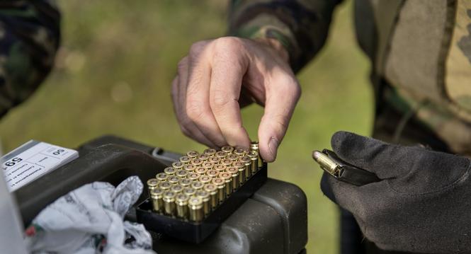 Armee: Ausbildung von Swisscoy Soladaten rund um die Kaserne Stans.

Das Magazin der Pistole wird geladen.