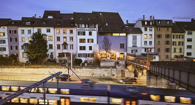 Zug und Auto Verkehr an der Grabenstrasse nï¿ï¾¤he Bahnhof zur spï¿ï¾¤ten blauen Stunde, am Montag, 10. Mï¿ï¾¤rz 2025. (Melanie Duchene / Schaffhauser N