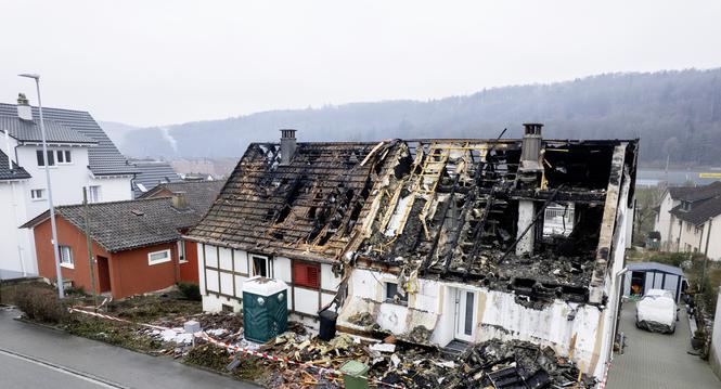 Brand Doppeleinfamilienhaus, 11.12.2025, Thayngen (Roger Hofstetter/Schaffhauser Nachrichten)