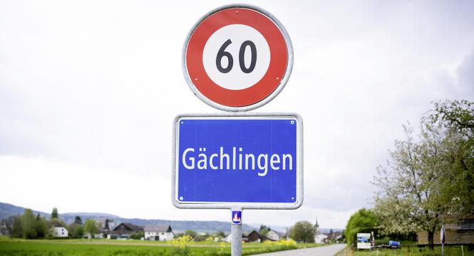 Ortsschild am Eingang von Gï¿ï¾¤chlingen, fotografiert am Montag, 15. April 2024 in Gï¿ï¾¤chlingen (Lea Biedermann / Schaffhauser Nachr