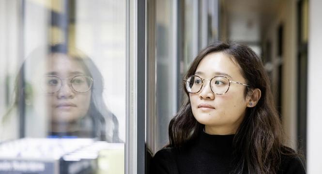 Gitarren Leherin Yite Chang, fotografiert am Dienstag, 02. Dezember 2025, in Schaffhausen. (Roberta Fele / Schaffhauser Nachrichten)