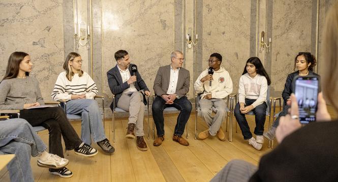 Projekt, schaffhausen redet mit, Schulklasse der 2 Sekundarstufe aus Neuhausen, diskutiert mit Dani Preisig und Robin Blanck zum Thema Schulbeginn, fotografiert am Mittwoch, 10. Dezember 2025, in Schaffhausen. (Roberta Fele / Schaffhauser Nachrichten)